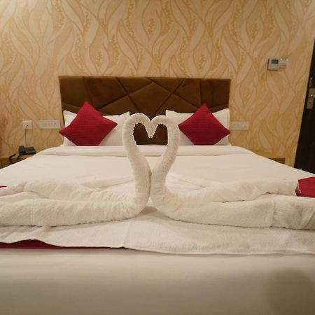 Crown Ceremonies Hotel Фаридабад Екстериор снимка