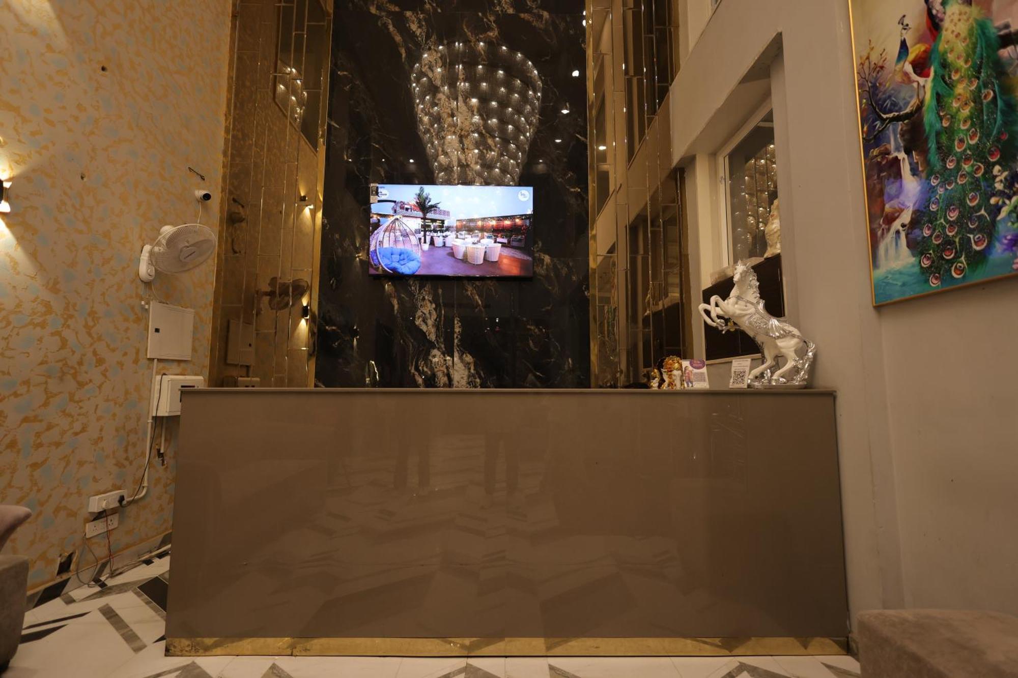 Crown Ceremonies Hotel Фаридабад Екстериор снимка